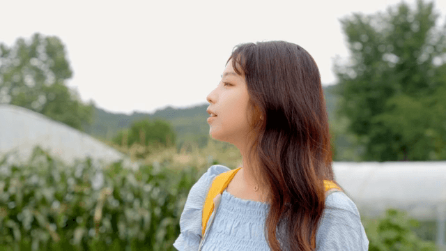 시골 지역을 걷는 젊은 여성