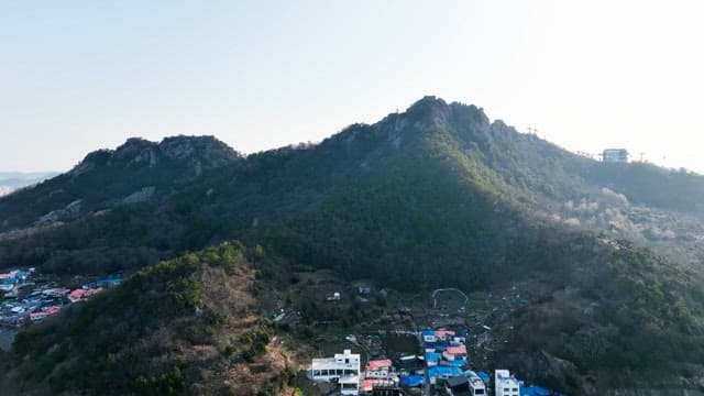 마을이 있는 산 풍경