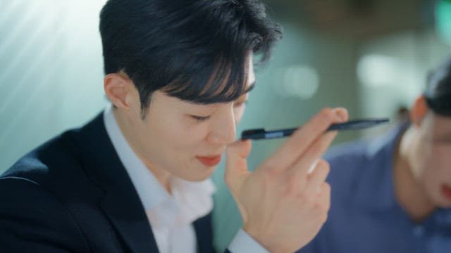 두 사람이 토론에 집중하는 모습