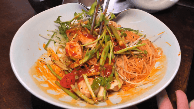 Spicy whelk mixed with noodles, vegetables, and sauce