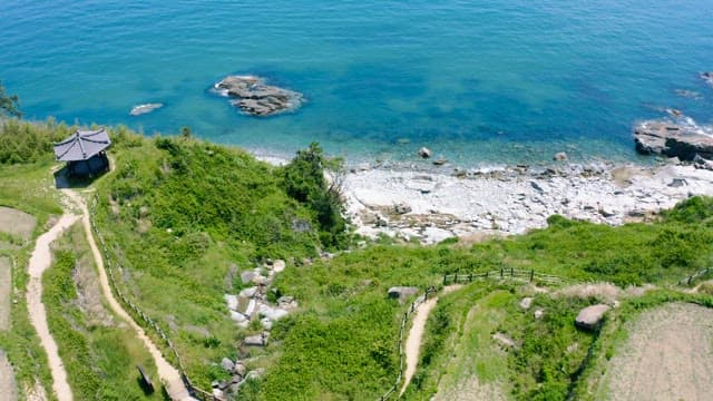 푸른 바다가 보이는 해안 마을과 계단식 논