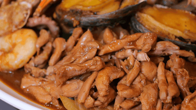 해산물과 닭고기 가득한 해물 찜닭