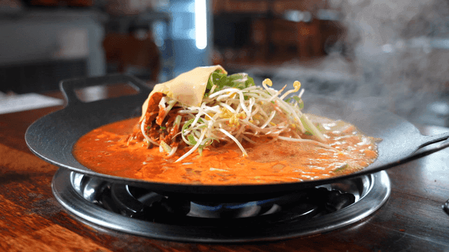 식탁 버너에서 끓는 부대찌개