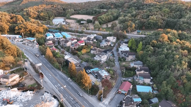 도로와 주택이 있는 교외 지역