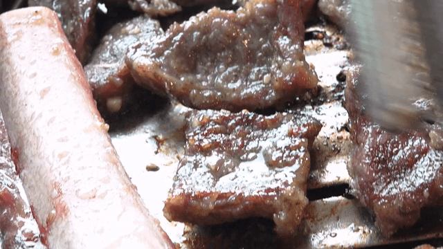 그릴에서 지글거리는 갈비