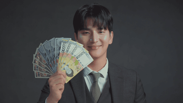 Man holding various currency notes
