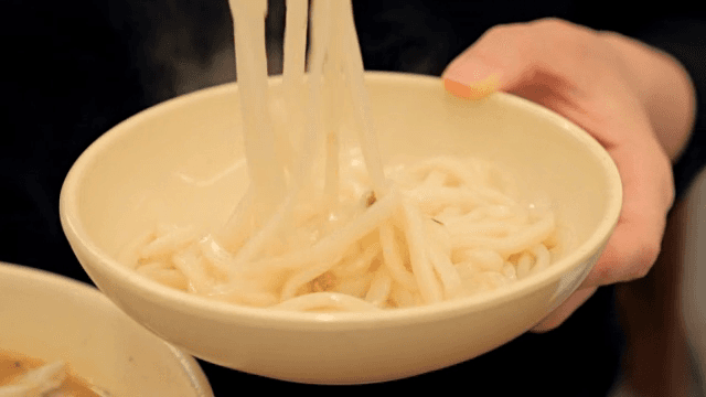 김이 나는 우동 한 그릇