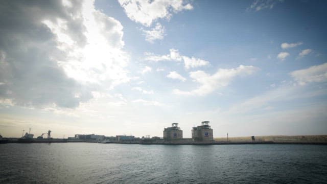 산업용 탱크가 있는 선착장의 풍경