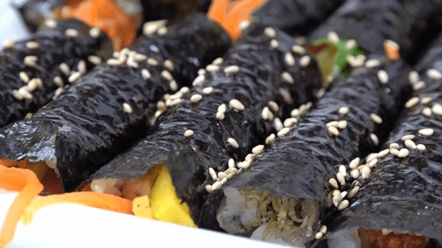 다채로운 야채가 들어간 꼬마김밥