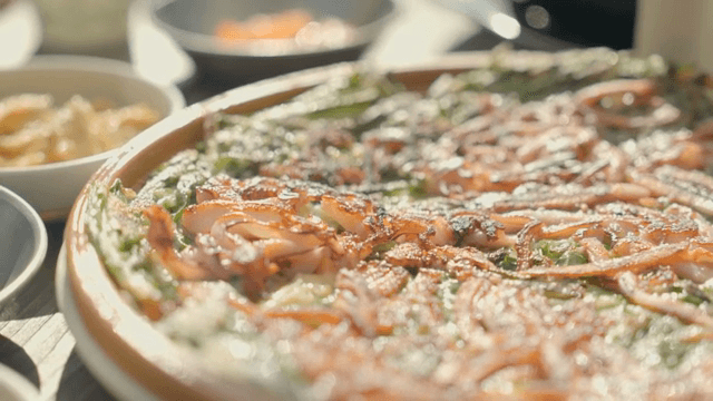 테이블 위의 해물 파전