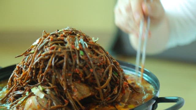 고구마순이 올라간 감자탕 한상