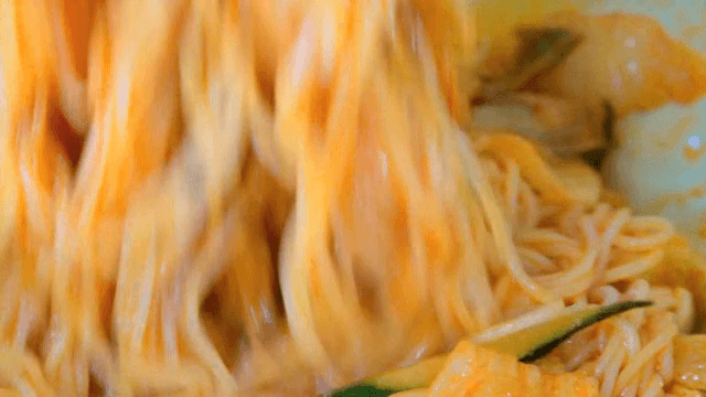 그릇에서 비비는 한국식 비빔국수