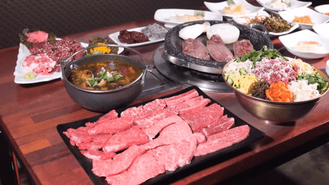 한식 바비큐와 반찬이 있는 테이블