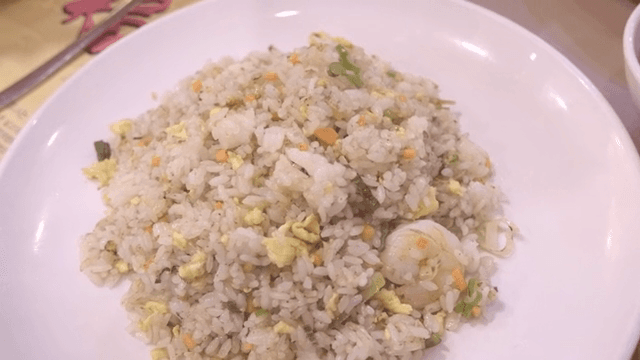 접시에 담긴 맛있는 새우 볶음밥