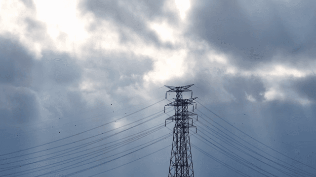 구름 낀 하늘 아래 전선