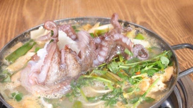 Moving octopus in spicy seafood stew