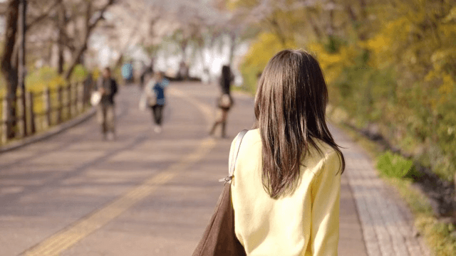 햇살이 비치는 공원에서 데이트를 즐기는 여성