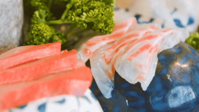 장식이 있는 접시에 놓인 신선한 회