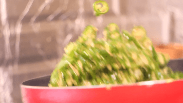 팬에서 볶아지는 녹색 고추