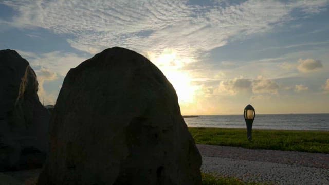 해안 바위와 고요한 바다 전망