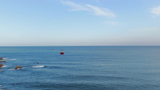 바위 해안을 따라 바다 위 케이블카