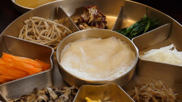 다양한 채소가 들어가는 구절판