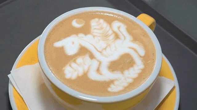 유니콘 디자인이 있는 라떼 아트