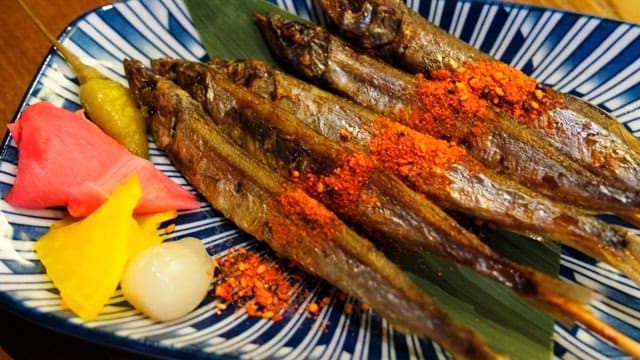 접시에 가지런히 담긴 시샤모 꼬치구이