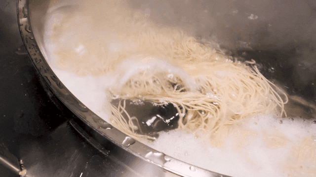 큰 냄비에서 끓고 있는 메밀면