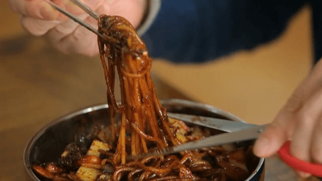 짜장면을 가위로 자르는 모습