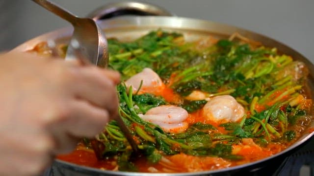 채소와 해산물이 들어간 김치복국 한 국자