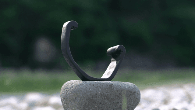 자연 속 돌 위의 나무 조각품