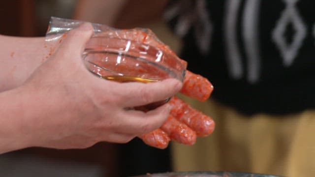 빨갛고 매콤한 참외 비빔국수에 참기름 두르기