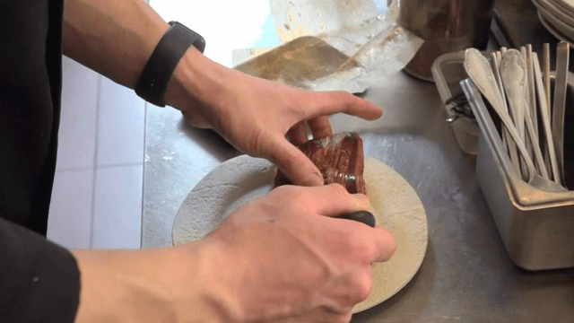 주방에서 페이스트리 요리를 준비하는 셰프