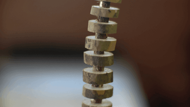 막대에 쌓인 나무 원반