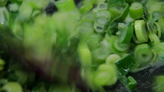 프라이팬에서 버터와 다진 파를 볶는 모습