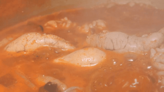 생선 알과 내장이 들어간 한국 찌개