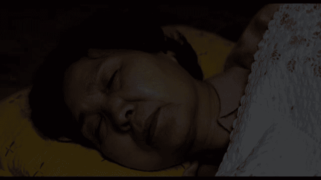 평화롭게 잠든 노인 여성