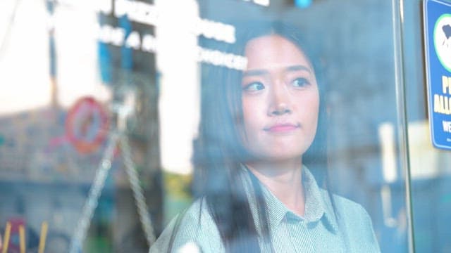 유리문을 사이에 두고 장난치는 커플