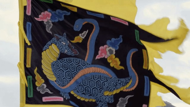 바람에 휘날리는 전통 한국 깃발