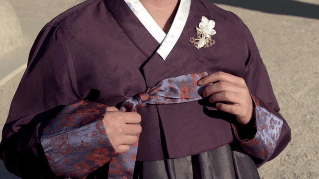 Woman tying knot in her hanbok