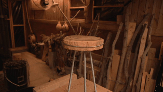 작업실의 나무 의자