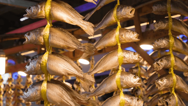 시장에 걸린 생선