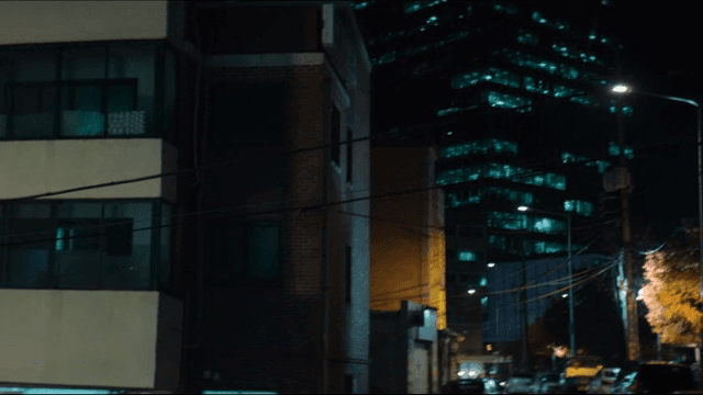 도시 건물과 거리의 야경