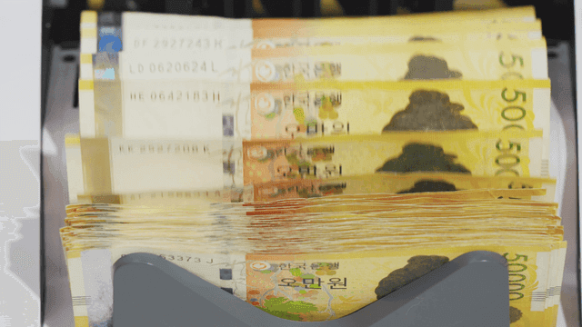 Korean banknotes being counted in a machine