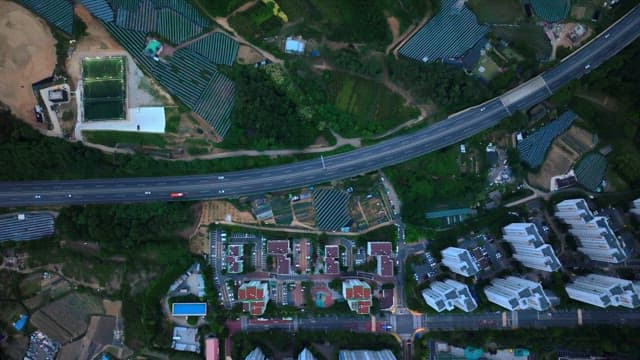 주변 녹지가 있는 도시의 항공 뷰