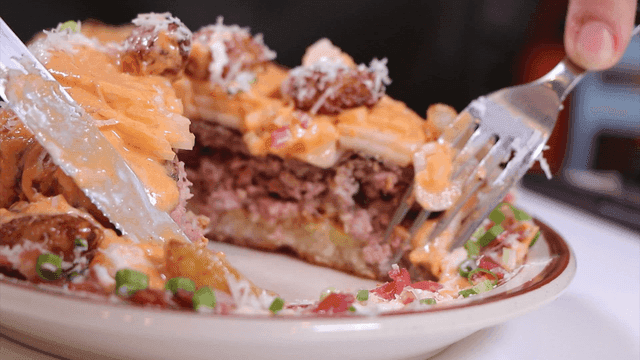 토핑이 올라간 버거 단면을 보여주는 장면