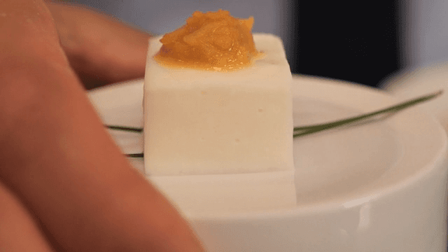 된장 소스가 올라간 두부치즈