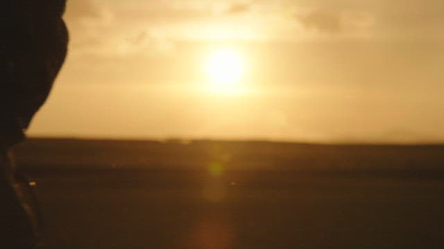 일몰을 배경으로 한 사람의 실루엣