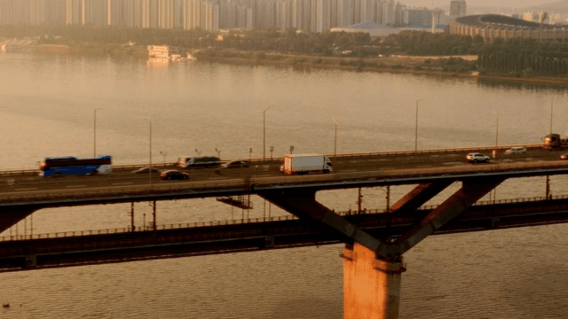 해질녘 다리를 건너는 자동차